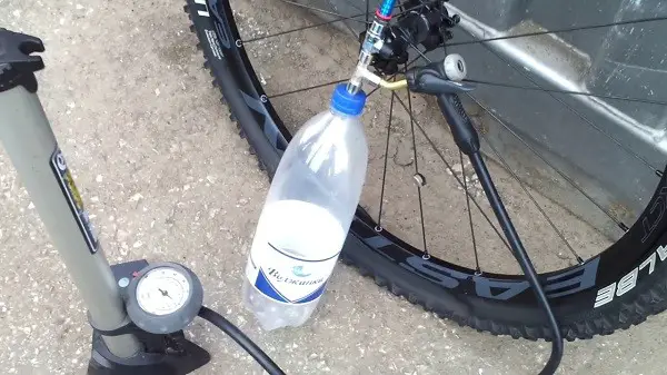 dviračių ratų pripūtimo be pompos būdas