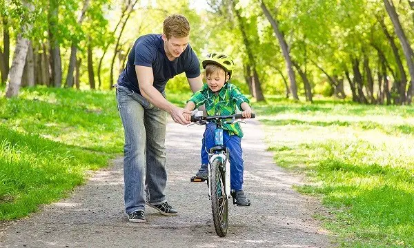 vaiko važinėjimas dvirate transporto priemone.