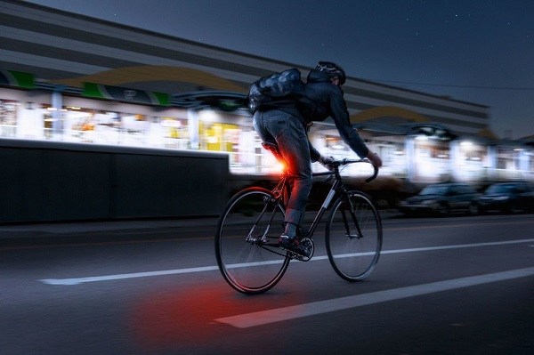 važiavimas dviračiu naktį