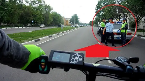Kelių policija ir elektrinis dviratininkas