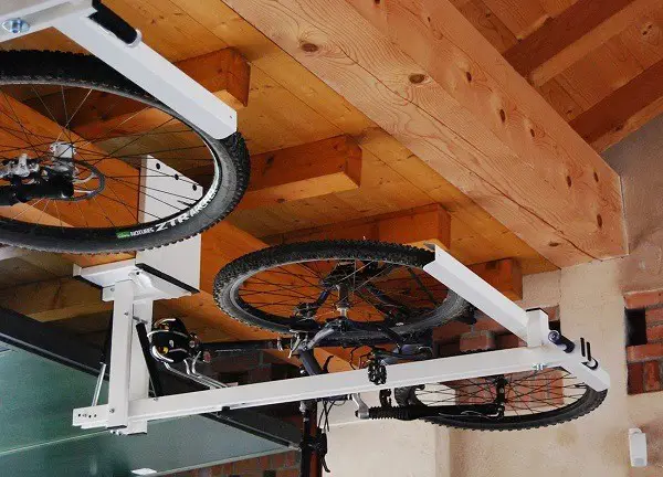 laikyti dviratį privačių namų garaže.