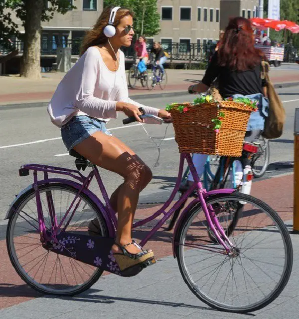 Ausinių naudojimas važiuojant dviračiu