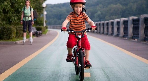 Kaip išmokyti vaiką važiuoti dviračiu: saugos taisyklės, patarimai