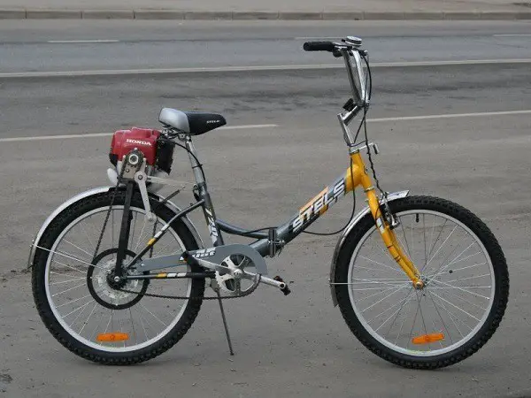 dviratis su benzininiu varikliu