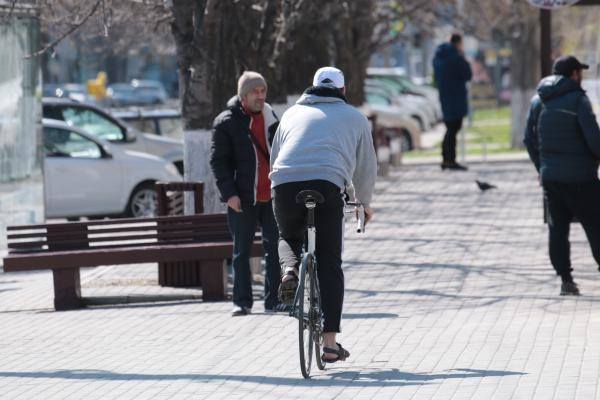 šaligatviu važiuojantis dviratininkas